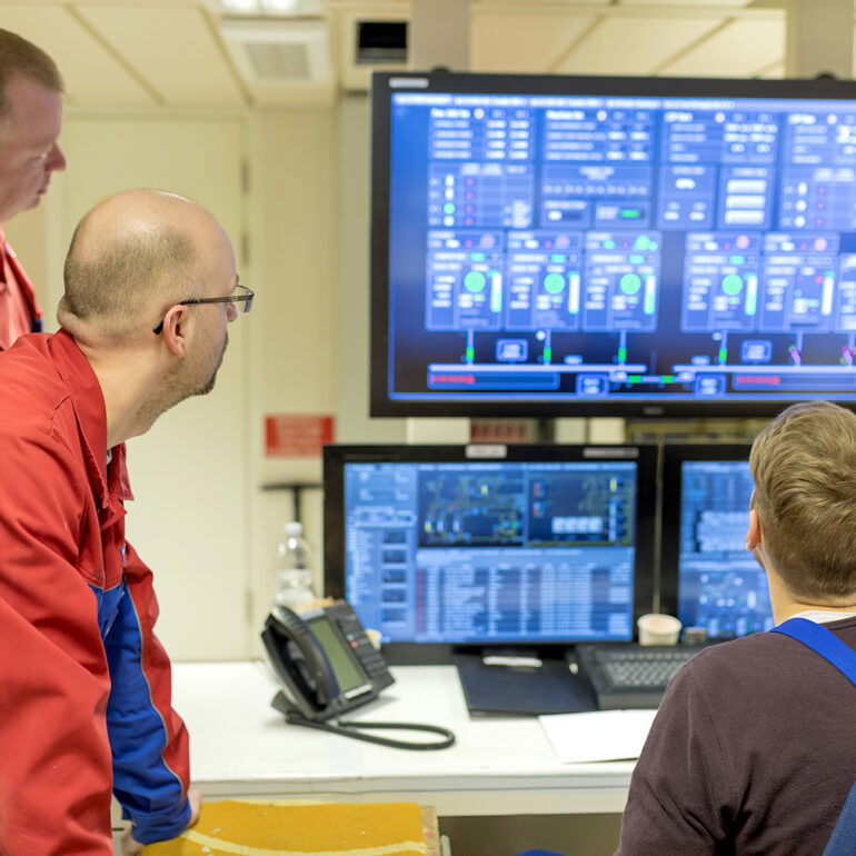 Meyer Werft employees in front of screens with planning software