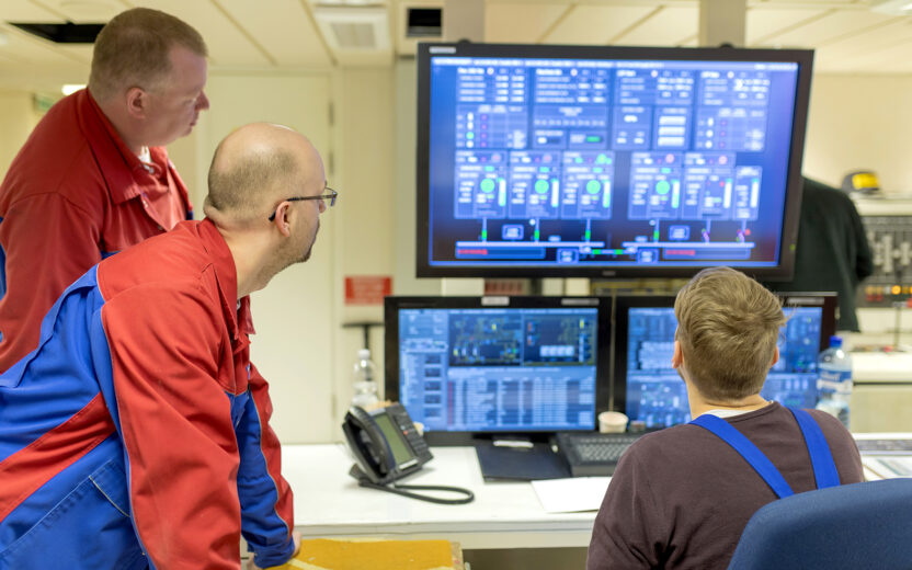Meyer Werft employees in front of screens with planning software