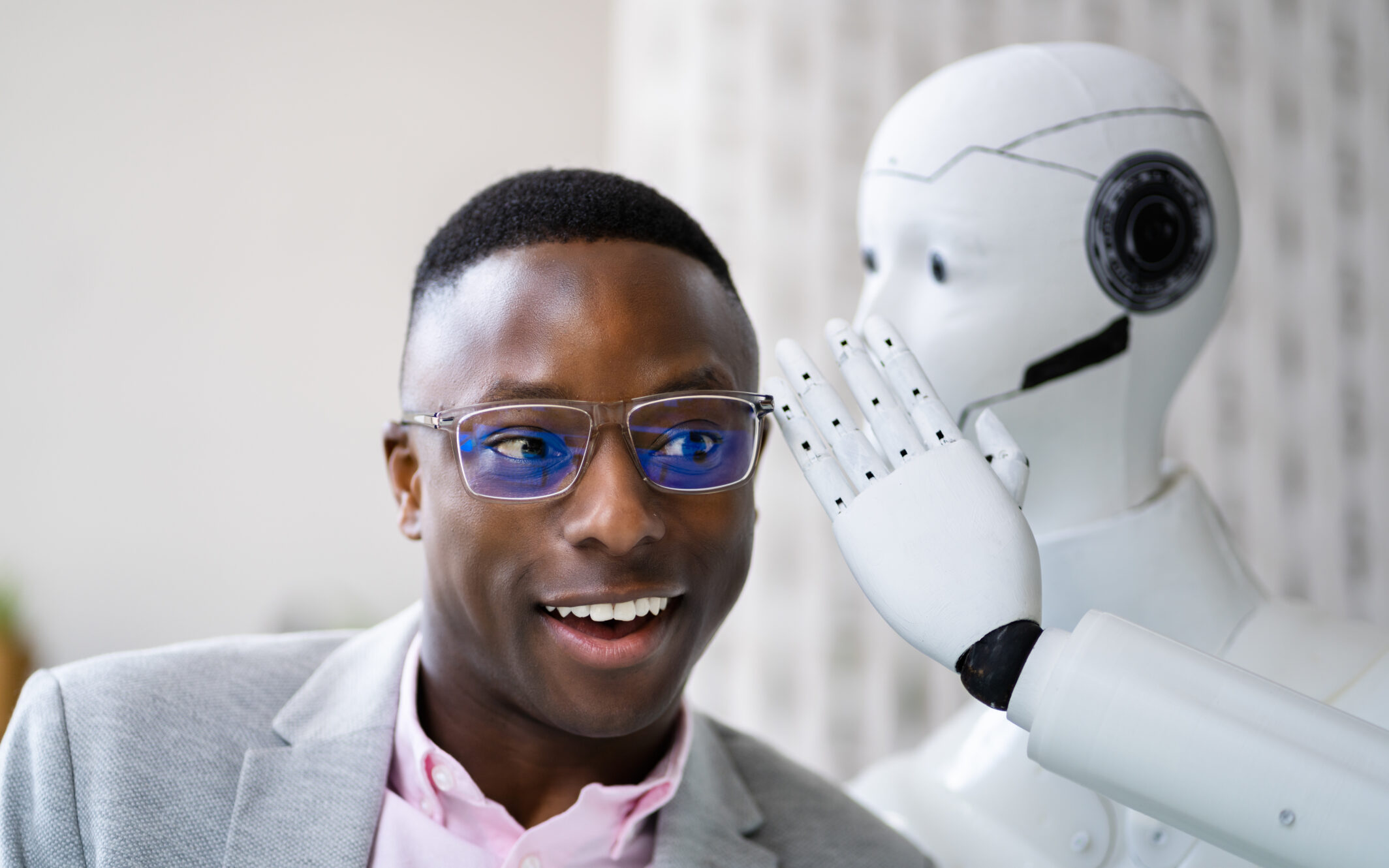 Ein Roboter unterhält sich mit einem neugierigen Unternehmer.