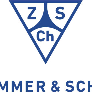 Das auf der Hannover Messe präsentierte Logo von Zschimmer & Schwarz zeigt ein blaues Dreieck mit den Buchstaben „Z“, „S“ und „Ch“ im Inneren. Unter dem Emblem ist der Firmenname in fetten blauen Buchstaben deutlich zu erkennen.