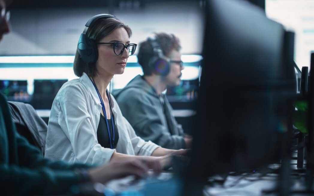 Personen mit Kopfhörern orchestrieren nahtlose Arbeitsabläufe für die digitale Transformation im Servicemanagement.