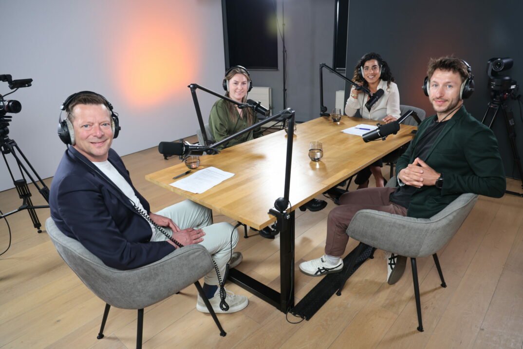 Tafelgasten e-commerce Espresso podcast rond de tafel met hun microfoons