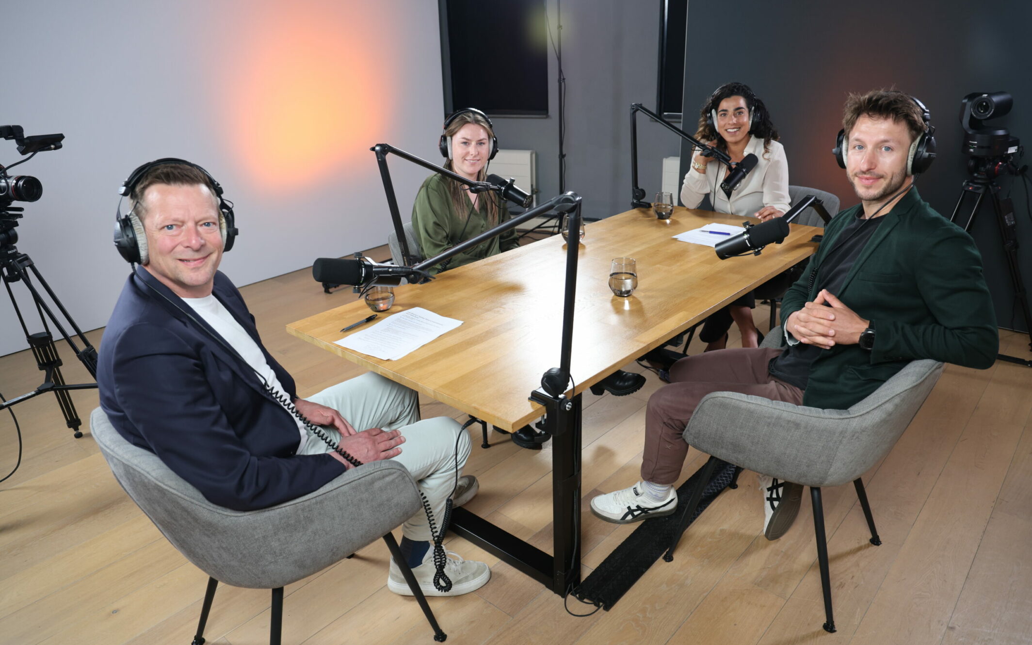 Tafelgasten e-commerce Espresso podcast rond de tafel met hun microfoons