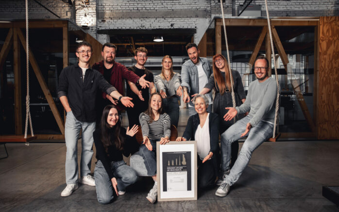 Ein Team aus valantic Mitarbeiterinnen und Mitarbeitern präsentiert stolz das Finalisten-Zertifikat des Golden Award of Montreux.