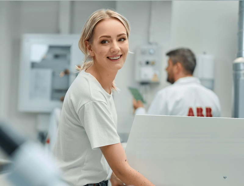 Bild einer Mitarbeiterin der ABB