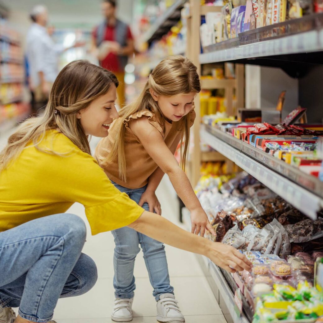 Mutter und Tochter im Supermarkt