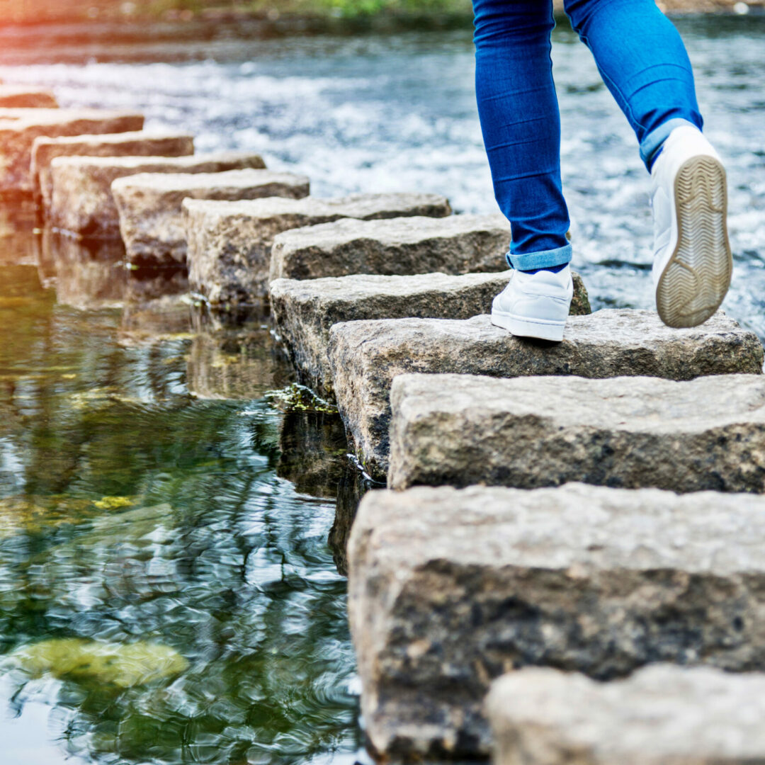 Pessoa a caminhar perto de um rio