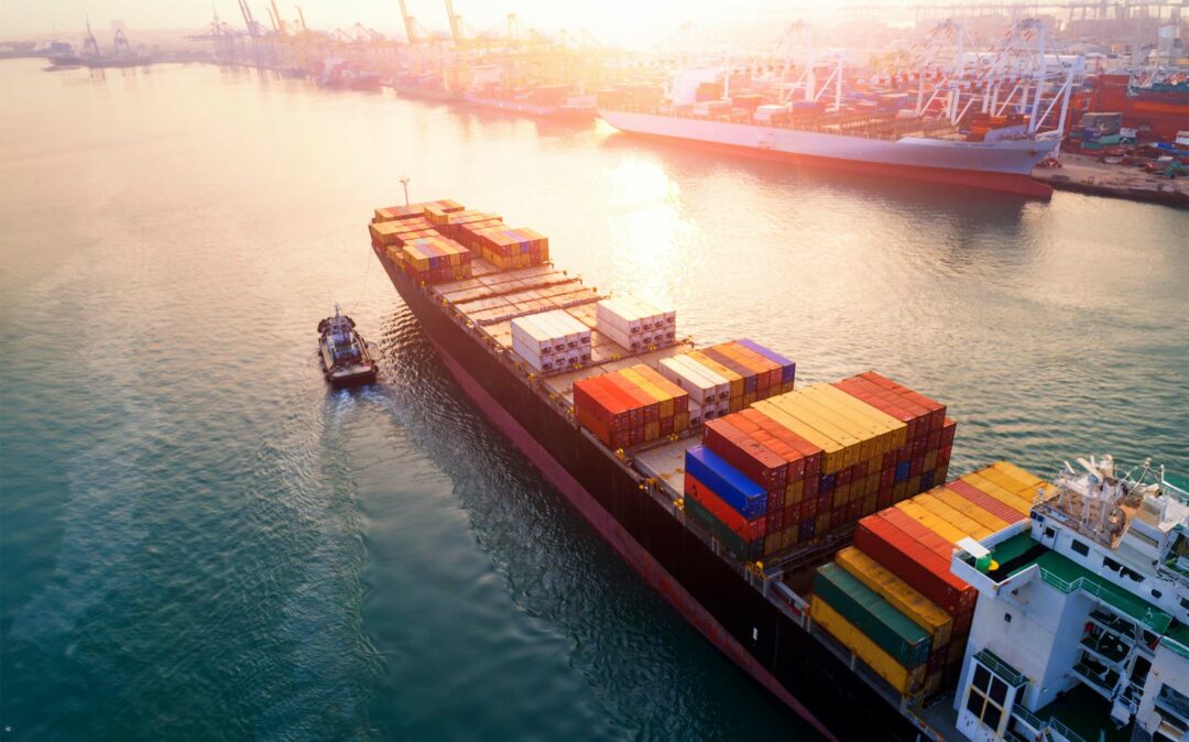 Container Schiff beladen mit vielen Cargo-Gütern