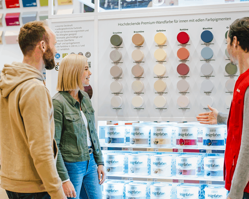 Beratung eines Herren über verschiedene Wandfarben und Designfarben für ein Paar.