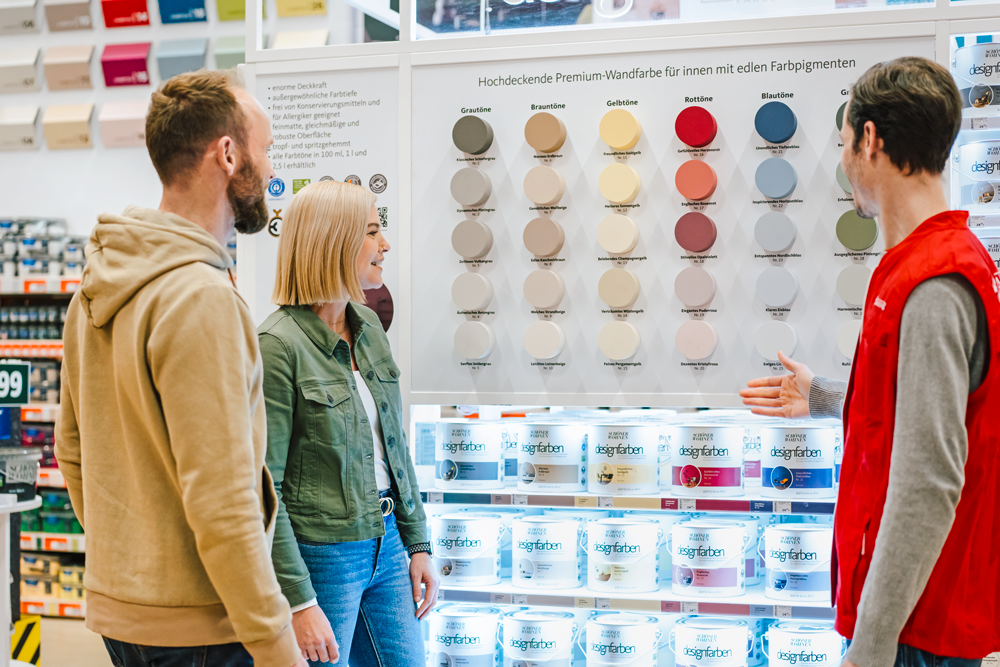 Beratung eines Herren über verschiedene Wandfarben und Designfarben für ein Paar.