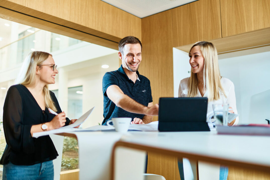 Mitarbeitende von WeberHaus im Meeting