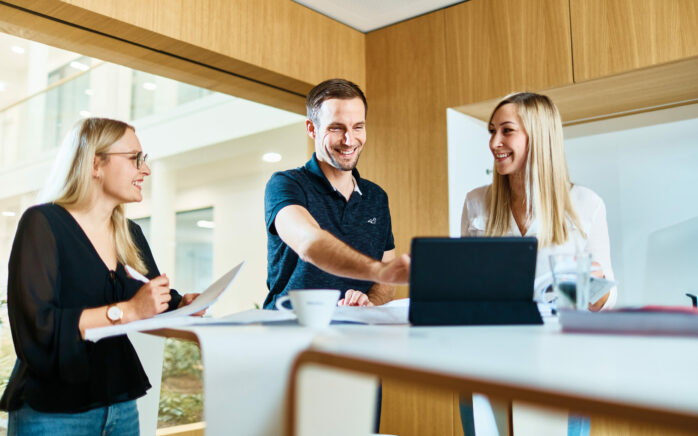 Mitarbeitende von WeberHaus im Meeting