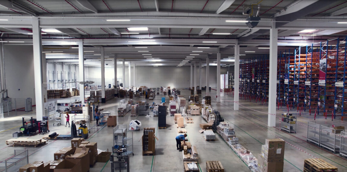 Bild auf einem BAUHAUS Lager: Bauhaus und valantic optimieren Lagerprozesse und Logistikprozesse