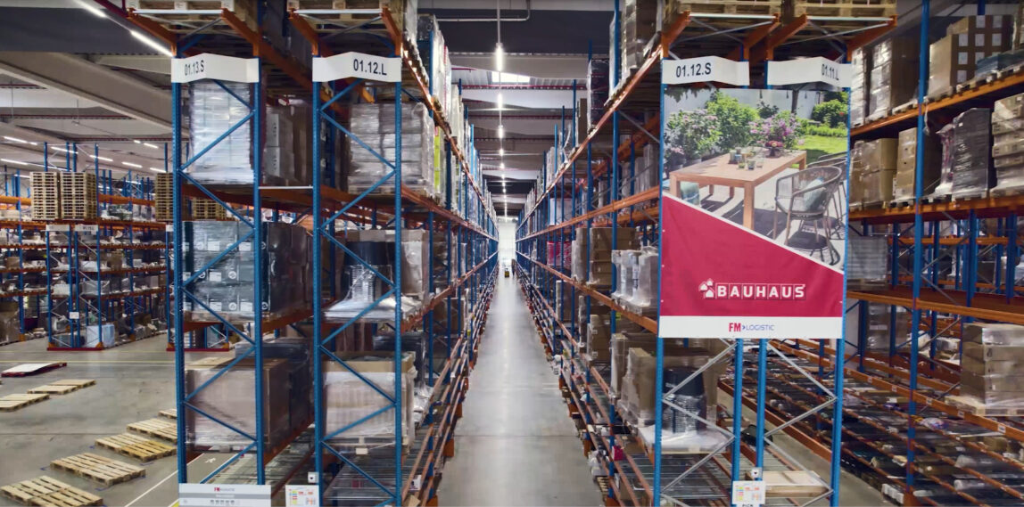 Bild auf einem BAUHAUS Lager: Bauhaus und valantic optimieren Logistikprozesse
