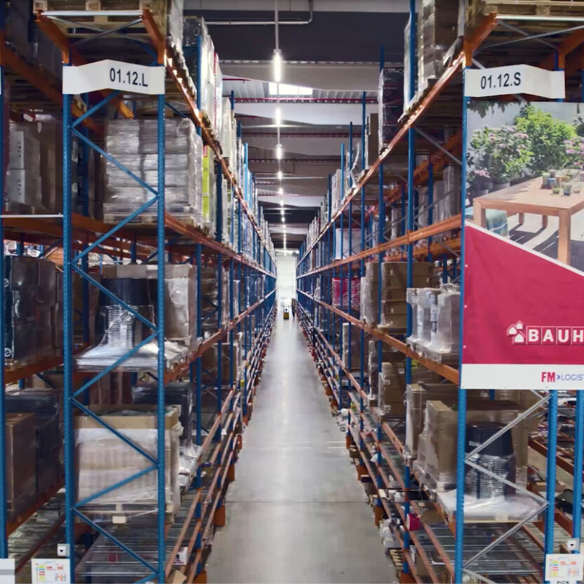 Bild auf einem BAUHAUS Lager: Bauhaus und valantic optimieren Logistikprozesse