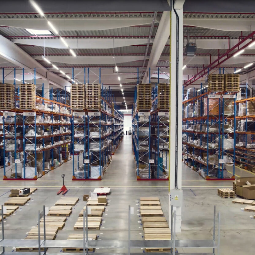 Bild auf einem BAUHAUS Lager: Bauhaus und valantic optimieren Lagerprozesse und Logistikprozesse