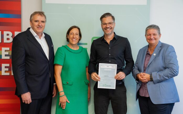 Daniel Boyé (2.v.r.), Director Group IT von valantic, nimmt die Urkunde zur Aufnahme in die "Hall of Fame" von Prof. Norbert Pohlmann (l.), Vorstand IT-Sicherheit des eco – Verband der Internetwirtschaft e.V., Susanne Dehmel (2.v.l.), Mitglied der Bitkom-Geschäftsleitung, und BSI-Präsidentin Claudia Plattner (r.) entgegen. Foto: Bitkom.