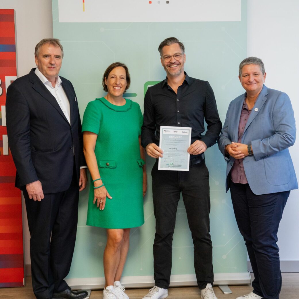 Daniel Boyé (2nd from right), Director of Group IT at valantic, receives the certificate of induction into the Hall of Fame from Prof. Norbert Pohlmann (left), Chief IT Security Officer at eco – Verband der Internetwirtschaft e.V., Susanne Dehmel (2nd from left), member of the Bitkom management board, and BSI President Claudia Plattner (right). Photo: Bitkom.