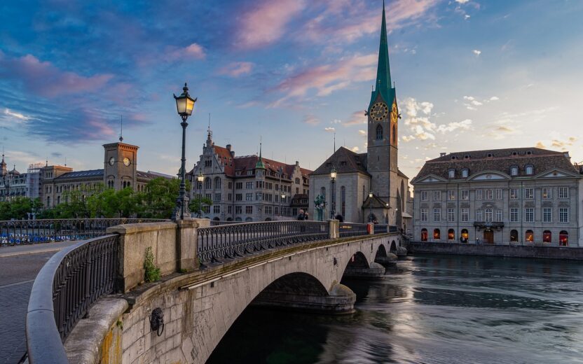Eine steinerne Brücke über einen Fluss in Zürich