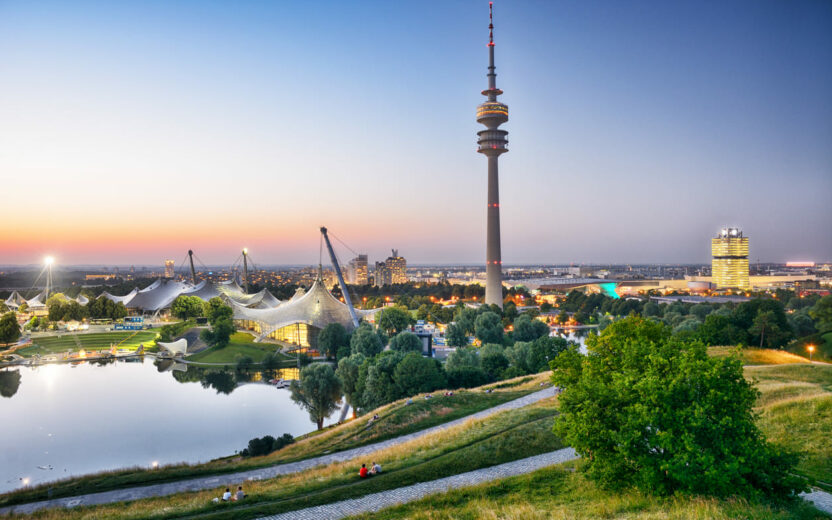 Ein Blick auf den Münchner Olympiapark in der Abenddämmerung