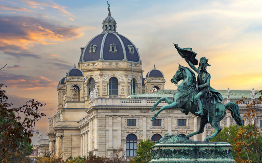 Historisches Gebäude mit Kuppeldach in Wien