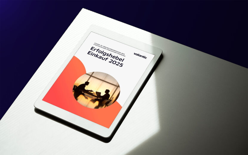 Ein Tablet auf einer weißen Fläche zeigt ein Dokument mit dem Titel "Erfolgshebel Einkauf 2025" mit der Silhouette zweier Menschen, die sich in einem kreisförmigen Muster die Hände schütteln.