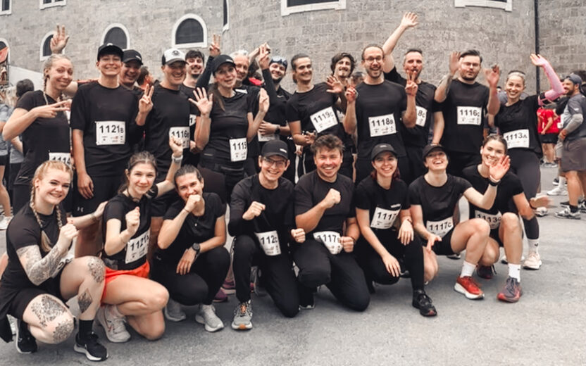 Mehrere valantic-Mitarbeitende auf einem Gruppenfoto vor einem Laufevent.