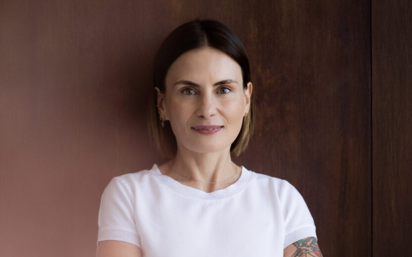 Digitalheldin Sarina Hermann mit verschränkten Armen