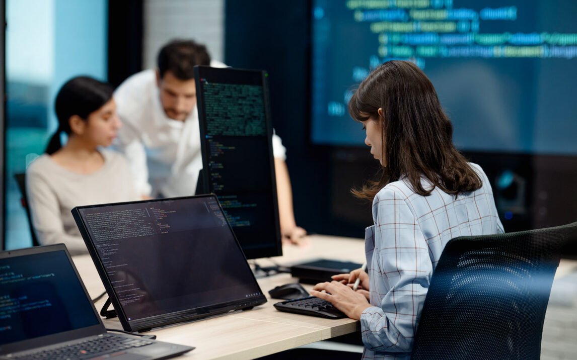 E-Commerce Performance Optimierung: Softwareentwickler, die Qualitätssicherung und Tests durchführen, um Entwicklungsprozesse zu verbessern.