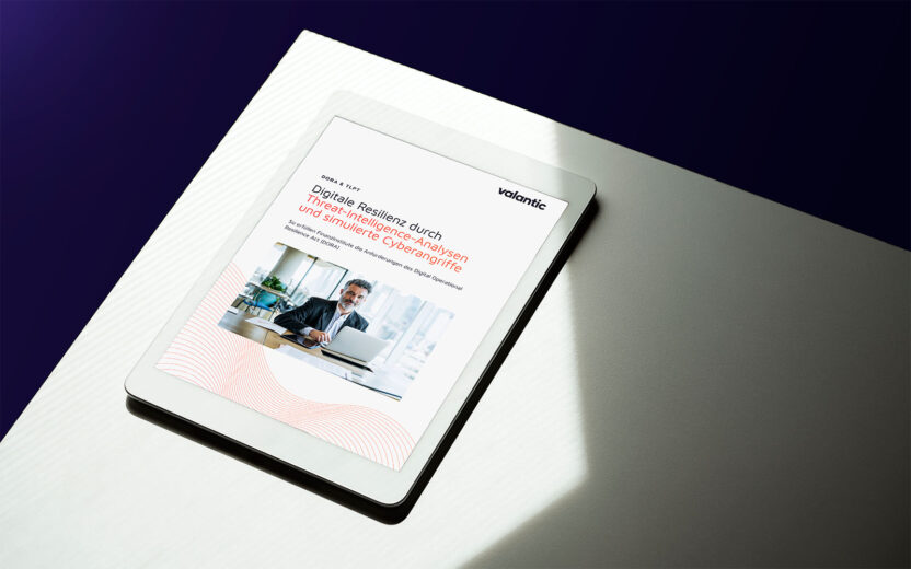 Tablet auf einem Tisch zeigt ein valantic Whitepaper mit dem Titel „Digitale Resilienz durch Threat-Intelligence-Analysen und simulierte Cyberangriffe“