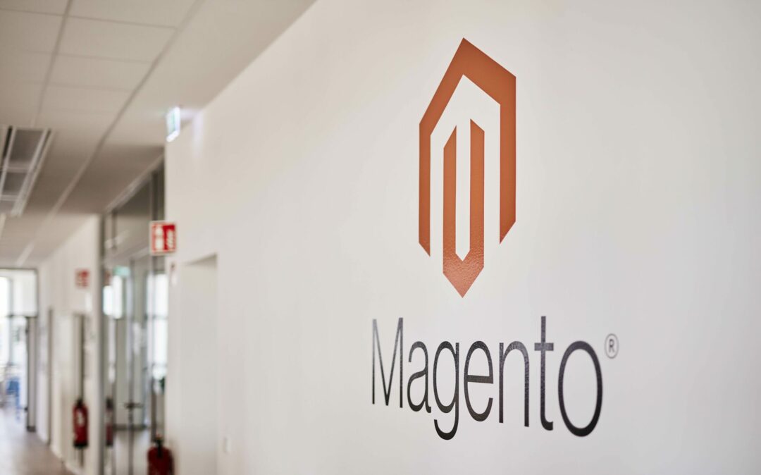 Magento-Logo an der Wand im Büro eines Magento-Partners.