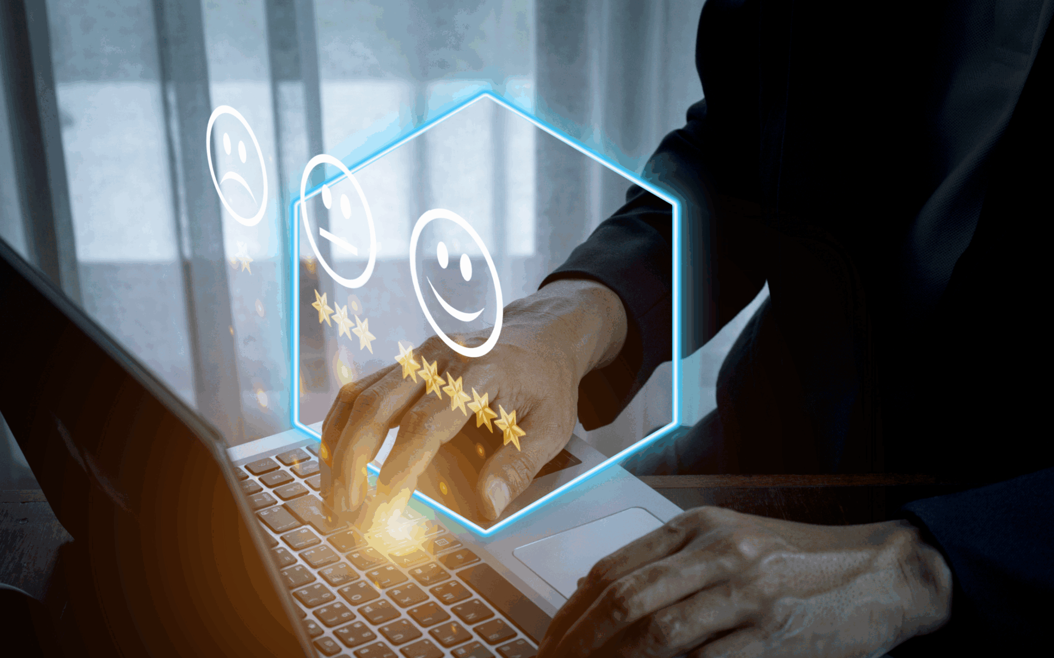 Man die op een laptop iets typt op een toetsenbord