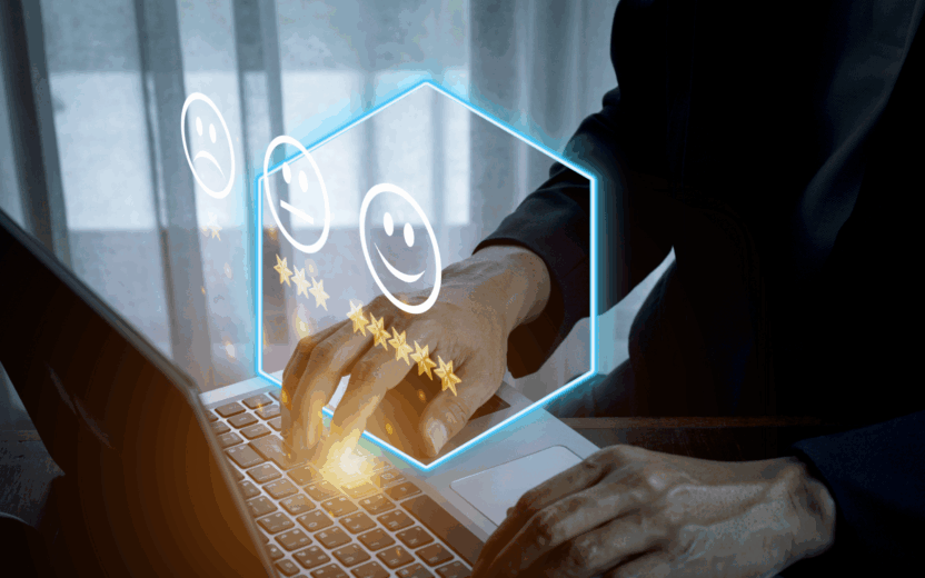 Man die op een laptop iets typt op een toetsenbord