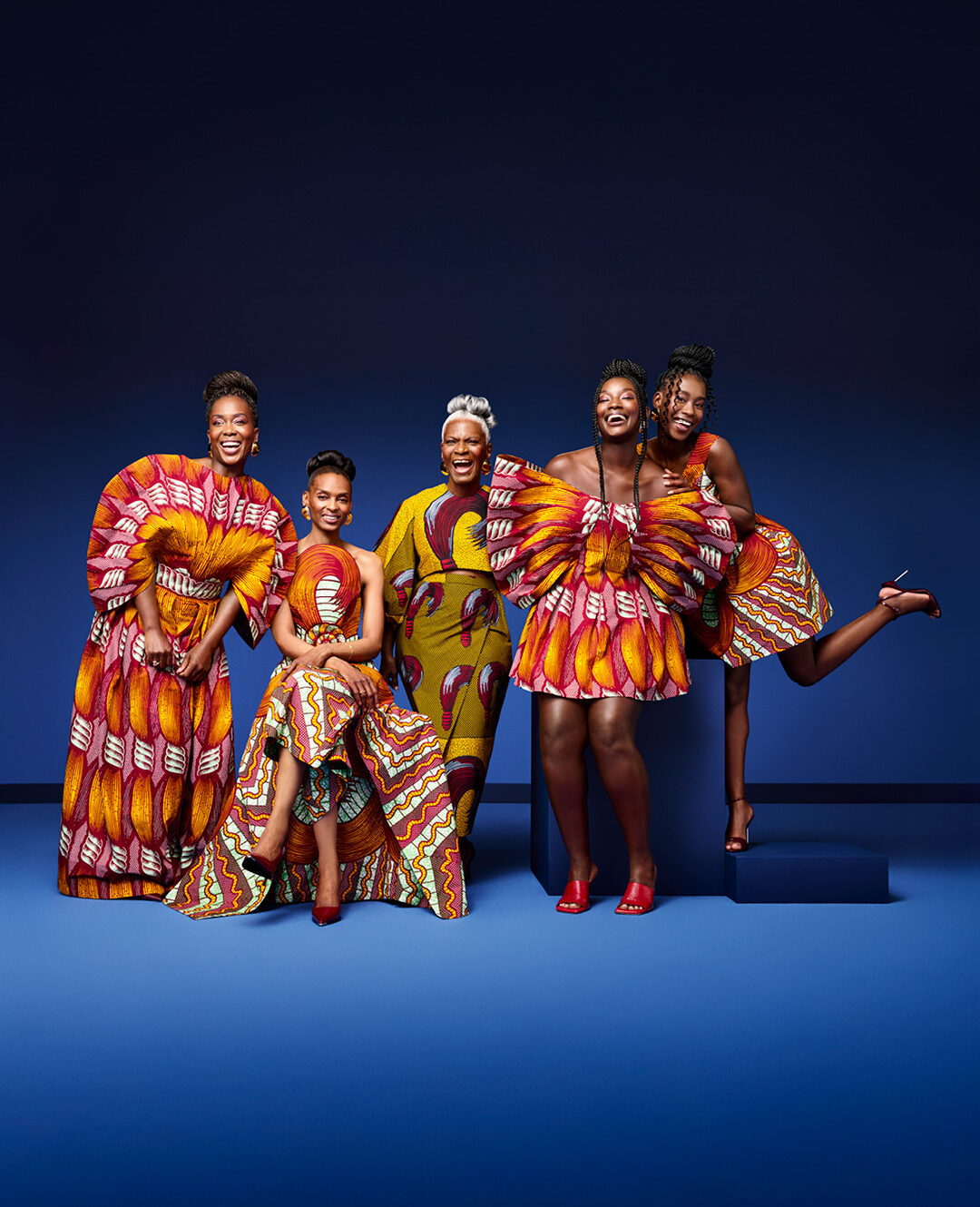 Vrouwelijke modellen die de Vlisco kleding dragen
