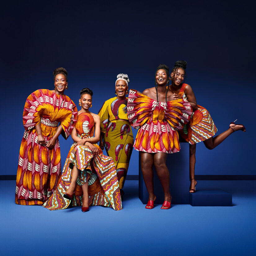 Vrouwelijke modellen die de Vlisco kleding dragen