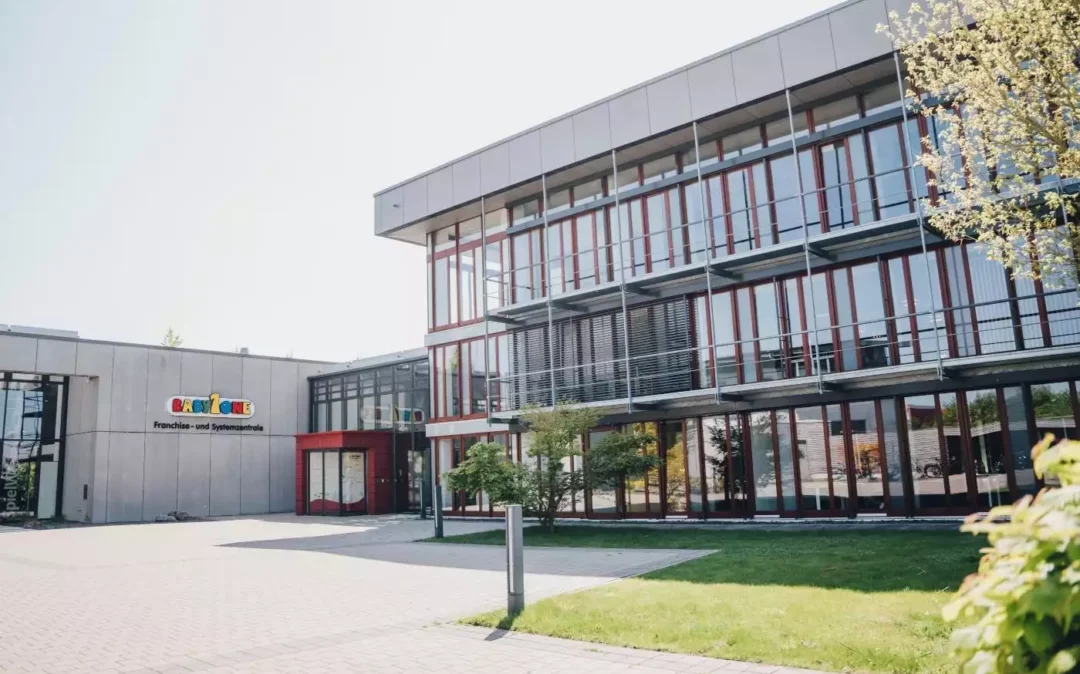 Modernes Bürogebäude nach Feng-Shui-Kriterien im Gewerbepark Münster-Loddenheide. Von hier aus steuert BabyOne Fachmärkte und Onlineshop in der DACH-Region.