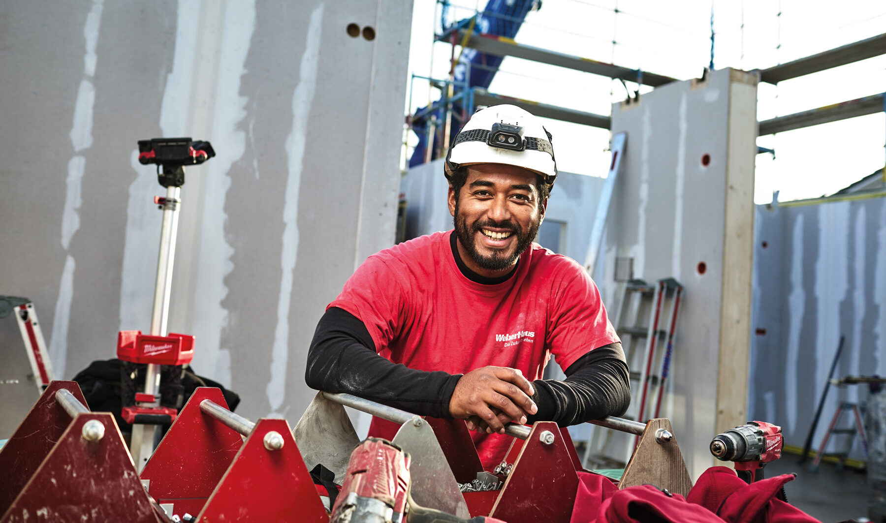 Weberhaus GmbH & Co KG: Handwerker auf der Baustelle