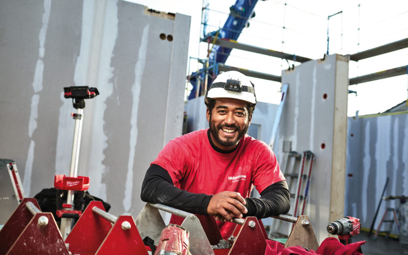 Bild eines Handwerkers auf einer WeberHaus Baustelle.