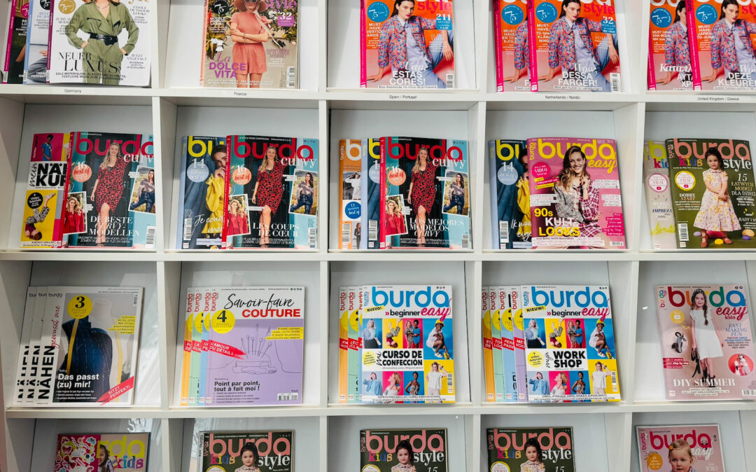 Zeitschriftenregal mit zahlreichen unterschiedlichen Coverausgaben von Burda-Zeitschriften.