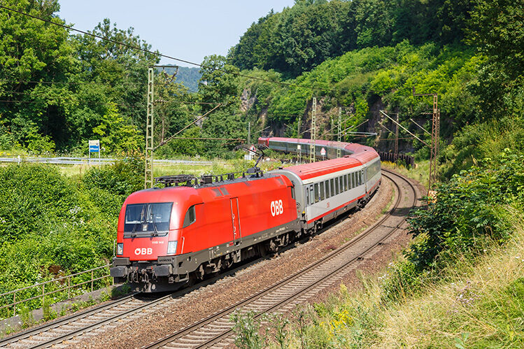 roter Zug, der auf Schienen fährt