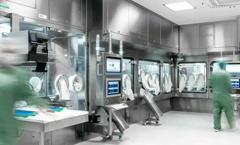 Laborraum mit umfangreicher medizinischer Ausrüstung für pharmazeutische und biotechnologische Anwendungen.