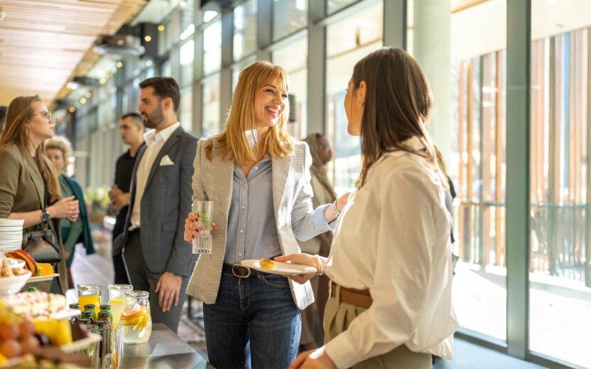 Vielfältige Geschäftsleute in der Seminarpause