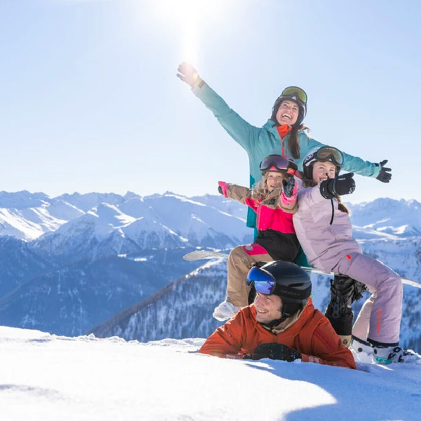 Familien-Skierlebnis in Serfaus-Fiss-Ladis mit Blick auf die Tiroler Alpen