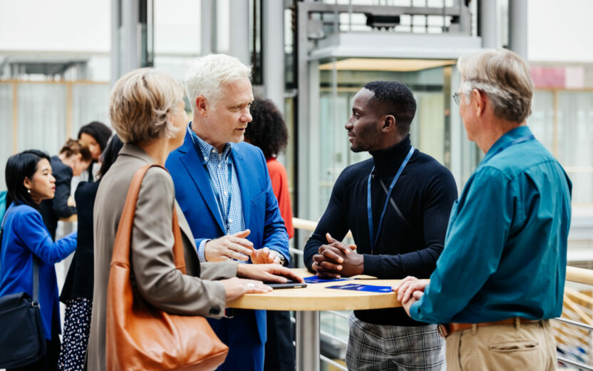 Geschäftsleute diskutieren bei einer Konferenz
