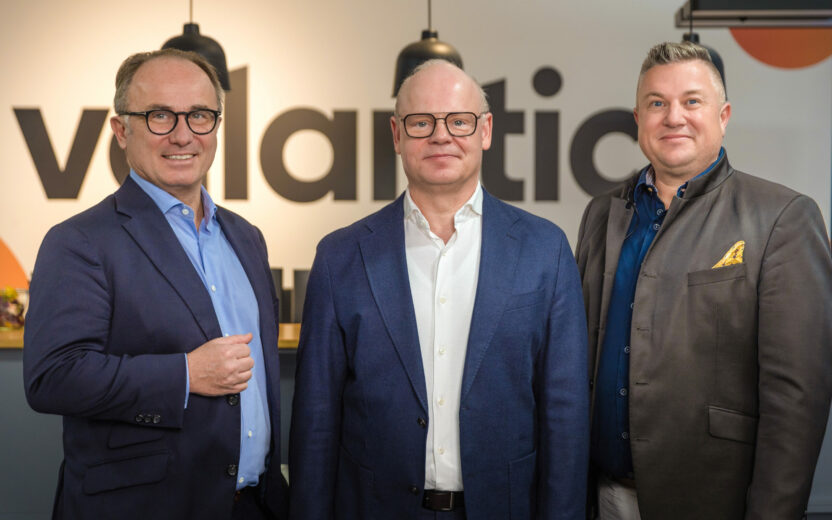 Now jointly driving growth in the Swiss SAP market (from left): Paolo Strever (CEO, oneresource), Guido Schlief (Partner and Chief Commercial Officer at valantic), and Timothy Stecher (COO, oneresource). Photo credit: valantic.