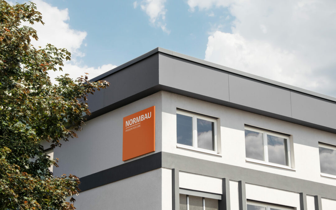 Fassade eines Bürogebäudes mit Logo der Normbau GmH