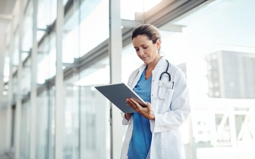 Ärztin mit einem Tablet | KI-gestützte Planung im Krankenhaus
