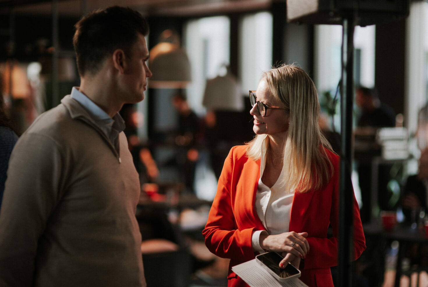 Nicole Berg im Gespräch im valantic Office in München