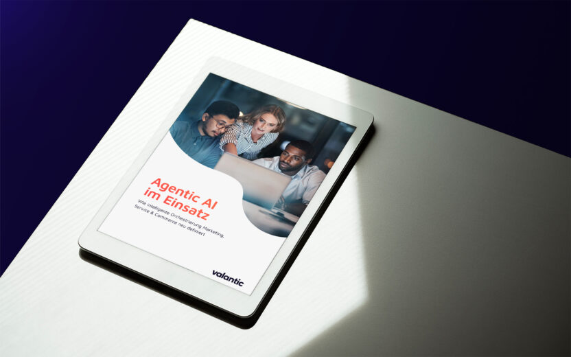 Vorschaubild im Design-Stil von valantic. Es zeigt das Cover zum valantic Whitepaper "Agentic AI im Einsatz: Wie intelligente Orchestrierung Marketing, Service und Commerce neu definiert"