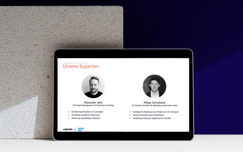 Tablet mit einem Vorschaubild zum Webinar "Omnichannel ohne Komplexität: Wie Kundenkommunikation über die gesamte Wertschöpfung möglich wird" von valantic und SAP zur SAP Engagement Cloud.